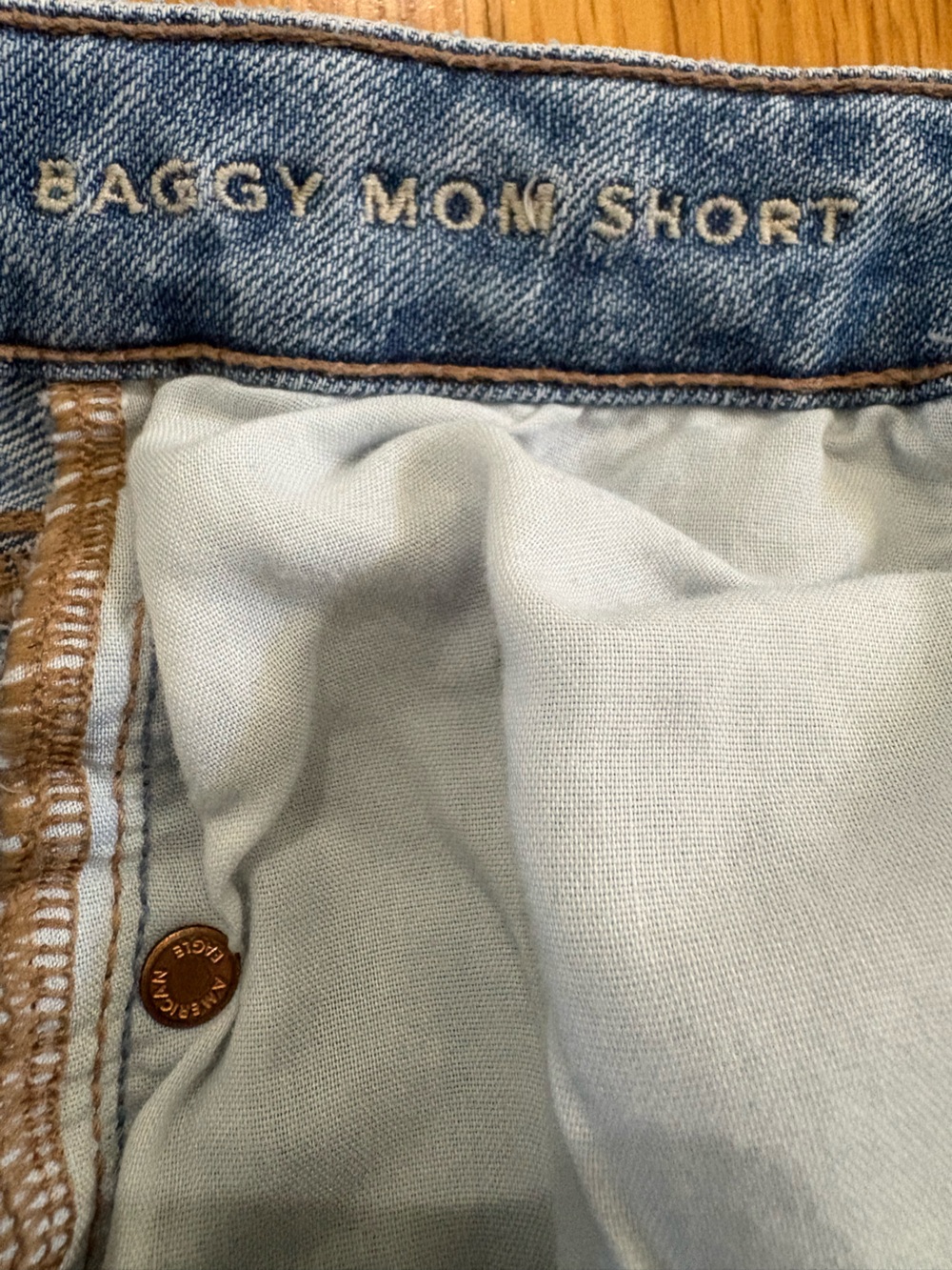American Eagle Baggy Mom Shorts Light Wash Distressed Frayed Hem Size 4 - Picture 5 of 7